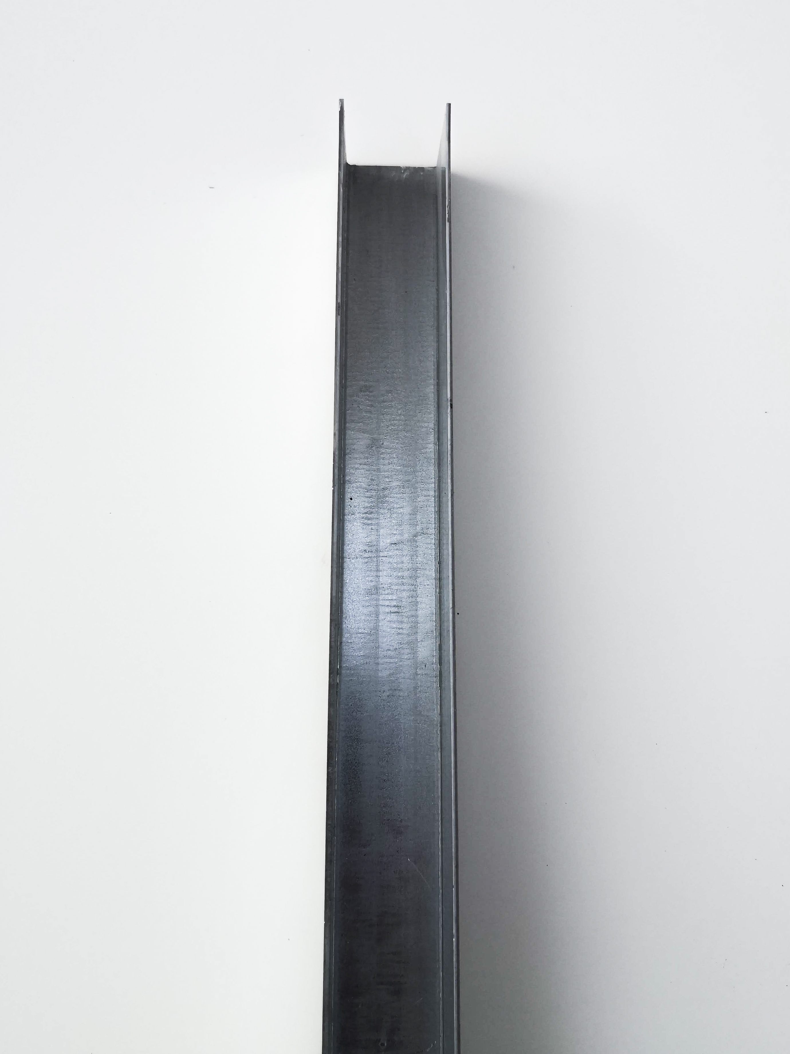 Verzinkte U-Schiene 3000 mm als Verbindungselement für Kellertrennwand-System