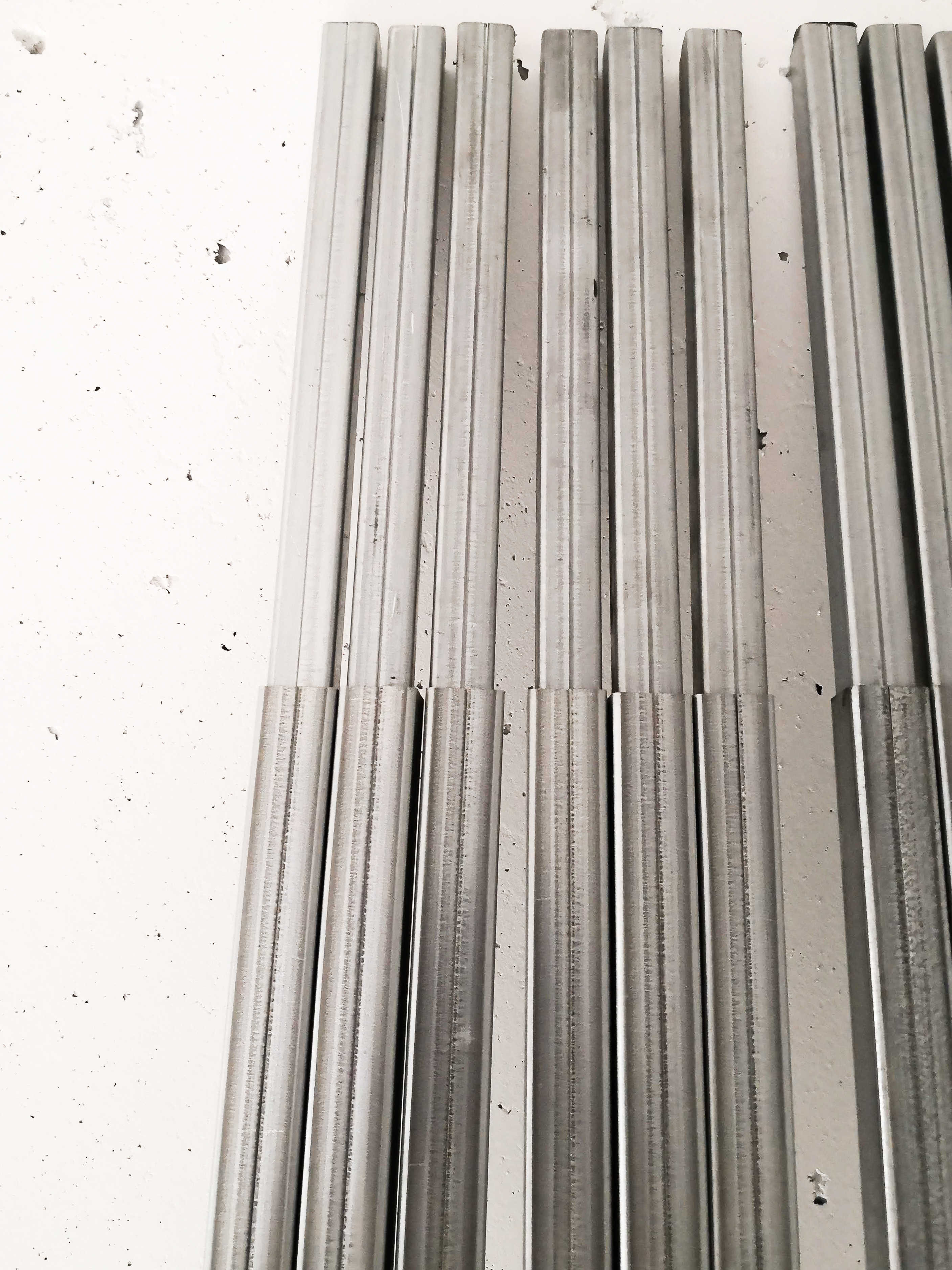 Vierkantrohr 25 x 25 mm als Einschubprofil für Kellertrennwand Deckenanbindung