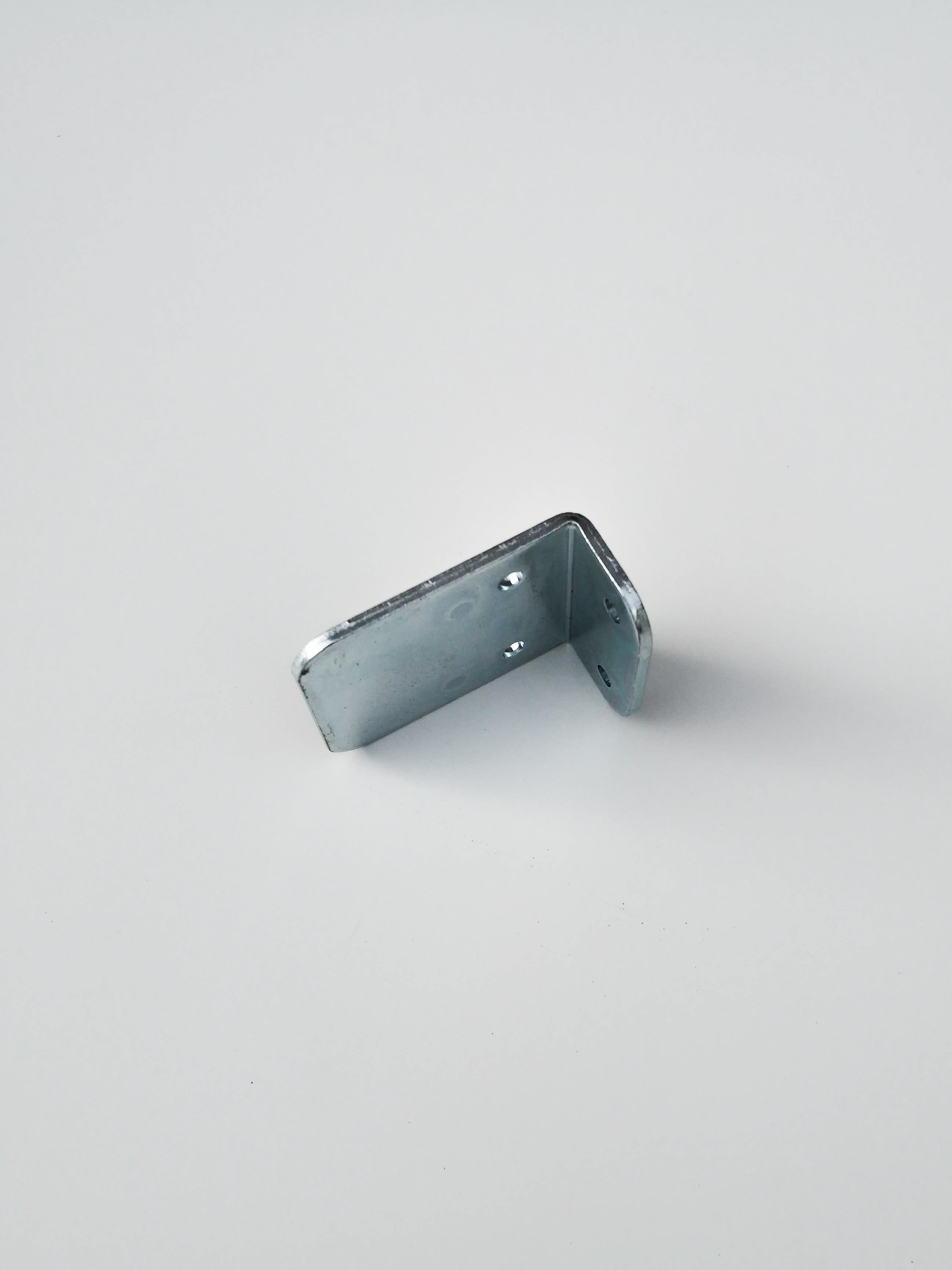 Verzinkter Türanschlag als Anschlagwinkel für Kellertrennwand-Türen